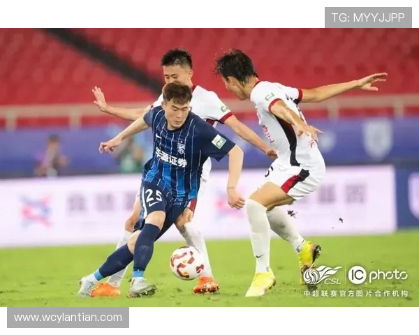 武汉三镇迎战成都蓉城，巅峰对决引发球迷狂热。