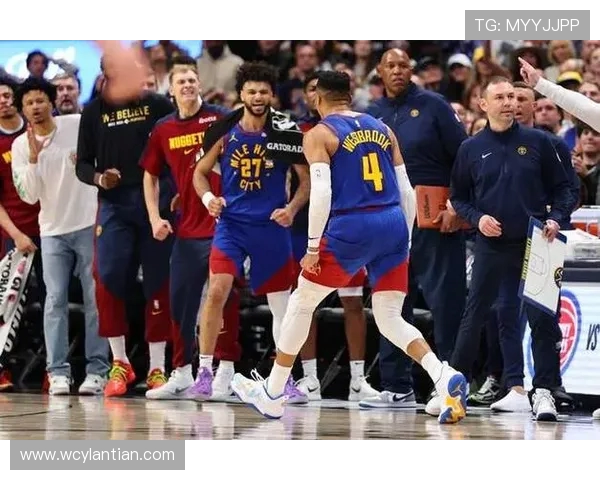 激烈对决最终比分揭晓 篮球赛场争夺白热化 双方拼劲十足竞逐胜利