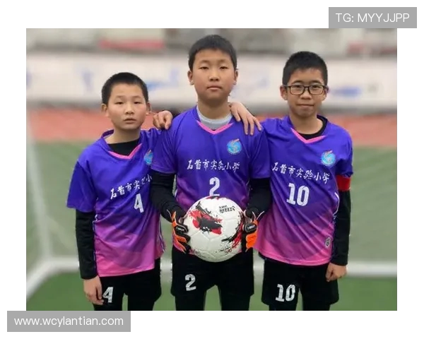 绿茵逐梦热血燃烧探索足球精神与团队荣耀之光