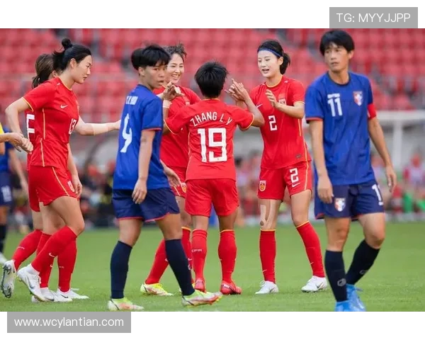 女超联赛精彩对决上海女足迎战江大球队全力争胜 女超联赛精彩对决上海女足迎战江大球队全力争胜